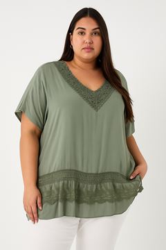 Immagine di CURVY GIRL VISCOSE SUMMER TOP WITH LACE DETAIL.